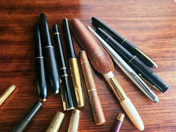 Collection of pens, 18 carat gold nibs, Mont Blanc, Dupont, ...