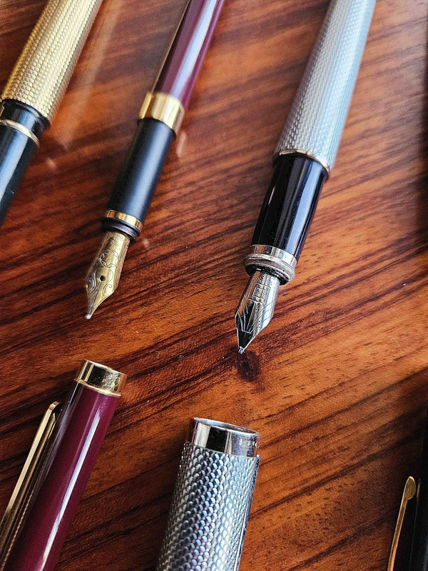 Collection of pens, 18 carat gold nibs, Mont Blanc, Dupont, ...