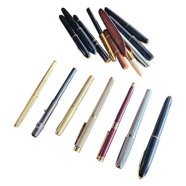 Collection of pens, 18 carat gold nibs, Mont Blanc, Dupont, ...