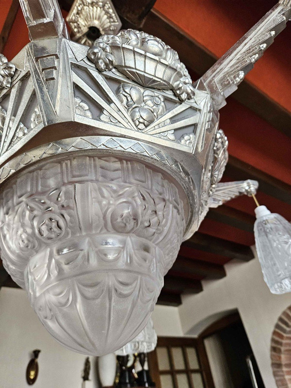Lampadario Art Déco di grandi dimensioni a 7 luci in metallo cromato e vetro satinato