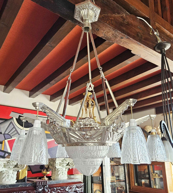 Lampadario Art Déco di grandi dimensioni a 7 luci in metallo cromato e vetro satinato