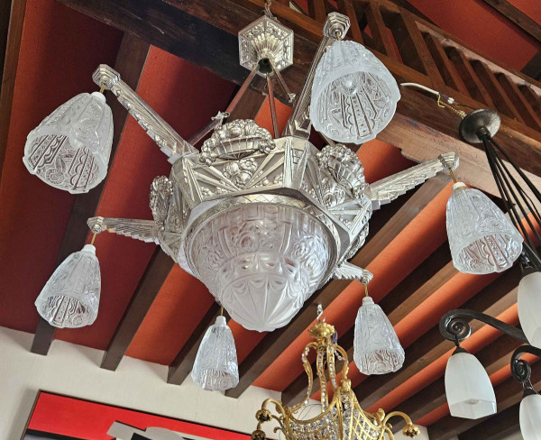Lampadario Art Déco di grandi dimensioni a 7 luci in metallo cromato e vetro satinato