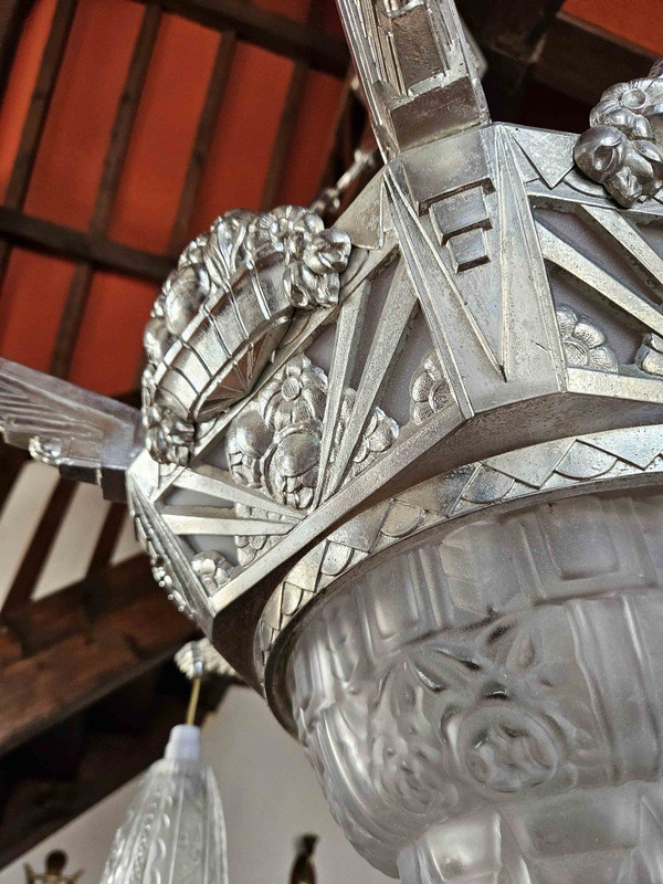 Lampadario Art Déco di grandi dimensioni a 7 luci in metallo cromato e vetro satinato
