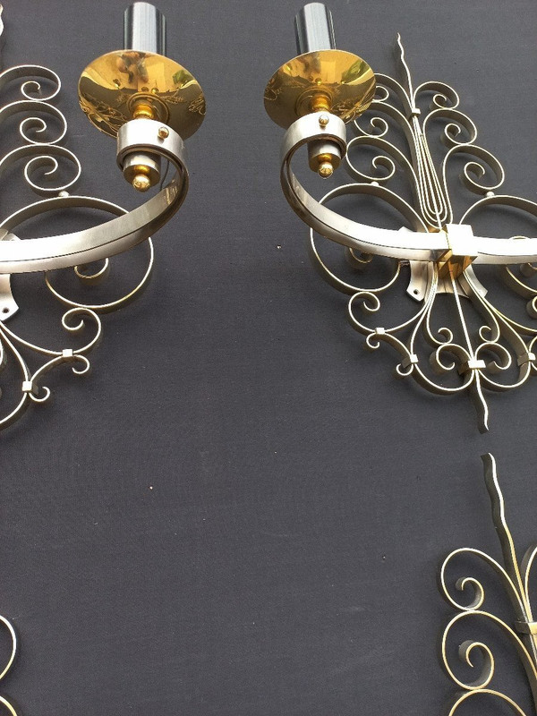 Suite di quattro lampade da parete in ottone dorato, circa 1940