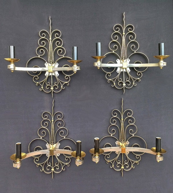 Suite di quattro lampade da parete in ottone dorato, circa 1940