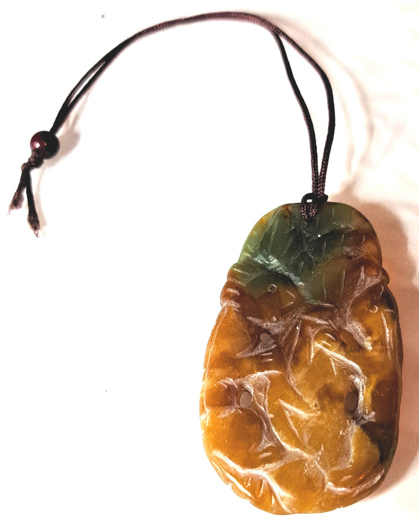Pendentif amulette sculpté chinoise en jadéitte début 20 ème 