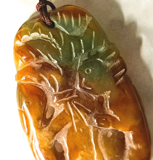 Pendentif amulette sculpté chinoise en jadéitte début 20 ème 