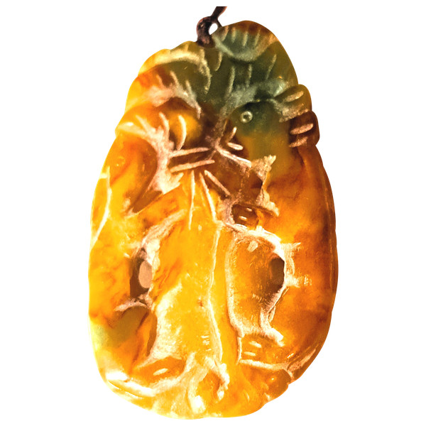 Pendentif amulette sculpté chinoise en jadéitte début 20 ème 