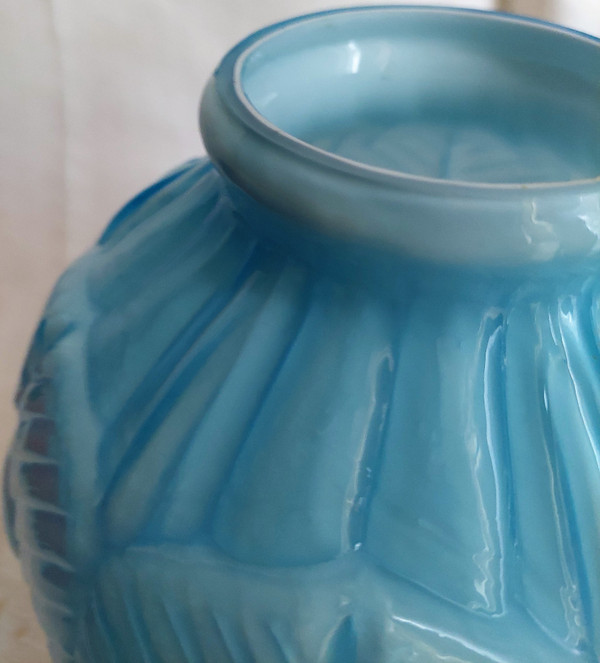 Vase en opaline bleu art déco 20ème