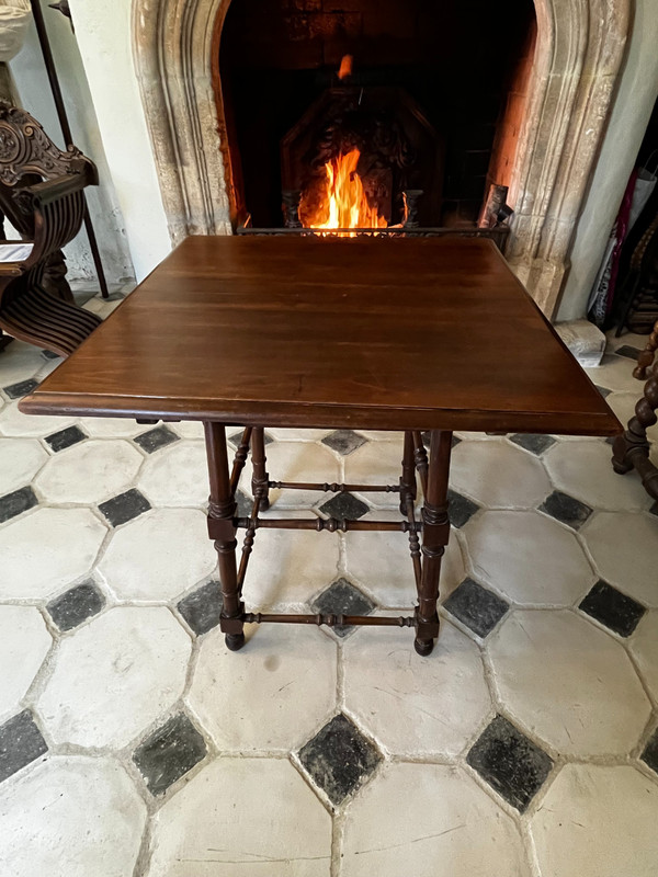 Table en noyer massif, dite "de changeur"