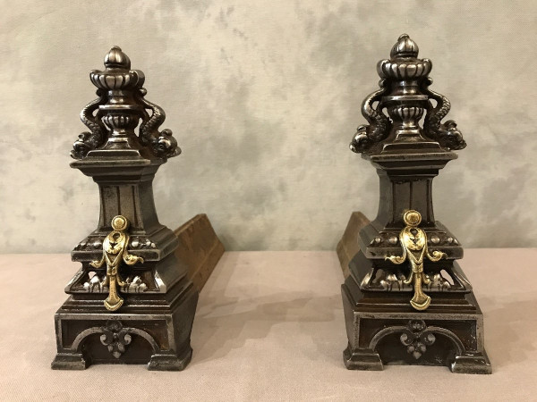 Beaux chenets anciens en fonte et bronze d'époque 19 ème 