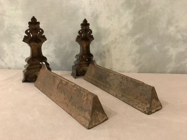 Beaux chenets anciens en fonte et bronze d'époque 19 ème 