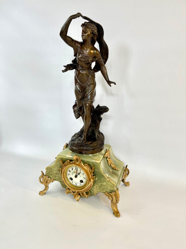 Orologio in marmo con pendolo regula in patina di bronzo di una giovane donna di Emile Bruchon