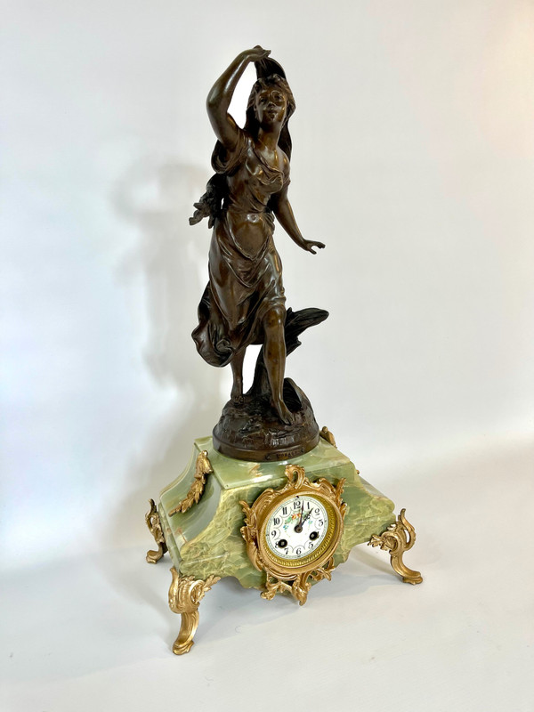 Orologio in marmo con pendolo regula in patina di bronzo di una giovane donna di Emile Bruchon