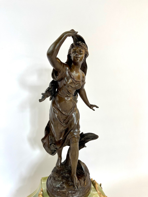 Orologio in marmo con pendolo regula in patina di bronzo di una giovane donna di Emile Bruchon