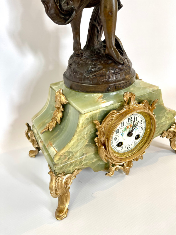 Orologio in marmo con pendolo regula in patina di bronzo di una giovane donna di Emile Bruchon
