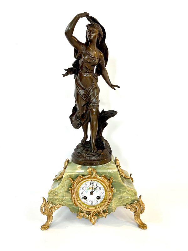 Orologio in marmo con pendolo regula in patina di bronzo di una giovane donna di Emile Bruchon
