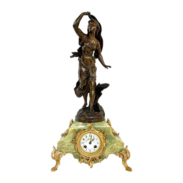 Orologio in marmo con pendolo regula in patina di bronzo di una giovane donna di Emile Bruchon