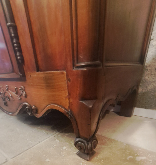 Buffet mit zwei Porzellanschränken aus Kirschholz im Louis-XV-Stil, Mitte des 20. Jahrhunderts