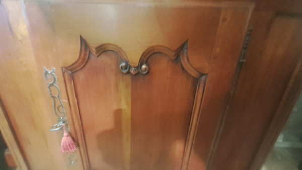 Buffet mit zwei Porzellanschränken aus Kirschholz im Louis-XV-Stil, Mitte des 20. Jahrhunderts