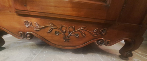 Buffet mit zwei Porzellanschränken aus Kirschholz im Louis-XV-Stil, Mitte des 20. Jahrhunderts