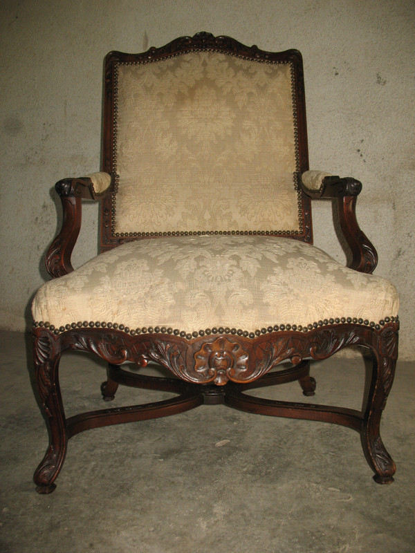 Fauteuil de style Régence en noyer sculpté époque 19ème 