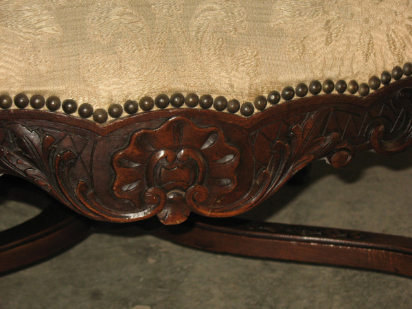 Fauteuil de style Régence en noyer sculpté époque 19ème 