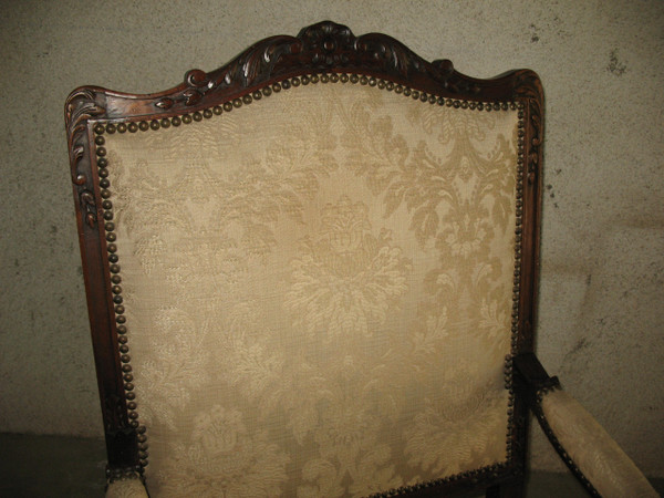 Fauteuil de style Régence en noyer sculpté époque 19ème 