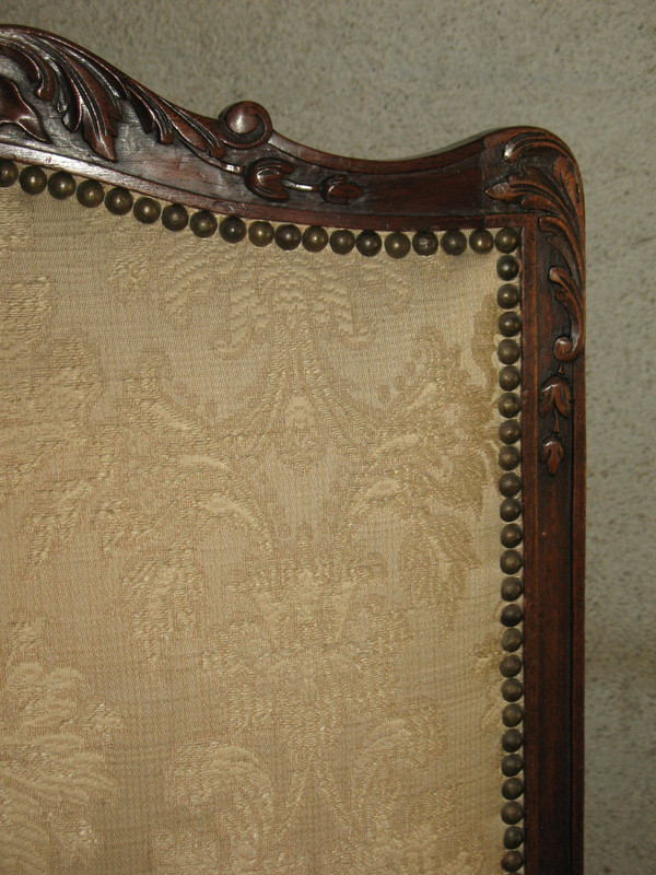 Fauteuil de style Régence en noyer sculpté époque 19ème 
