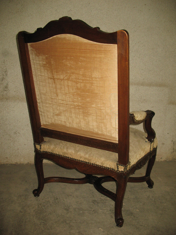 Fauteuil de style Régence en noyer sculpté époque 19ème 