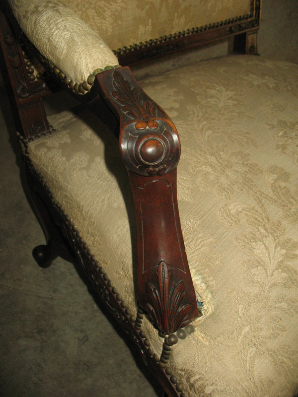Fauteuil de style Régence en noyer sculpté époque 19ème 