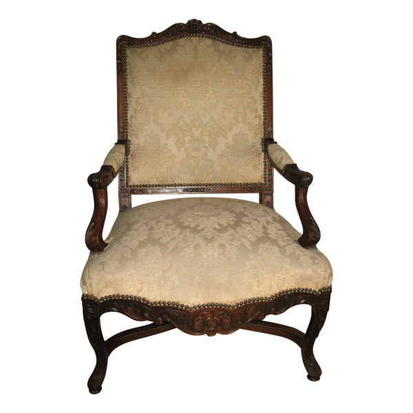 Fauteuil de style Régence en noyer sculpté époque 19ème 