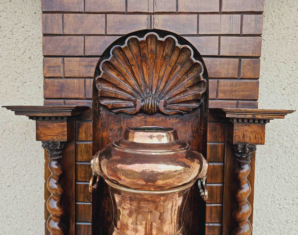 Fontaine XVIIIème Et Son Meuble En Noyer