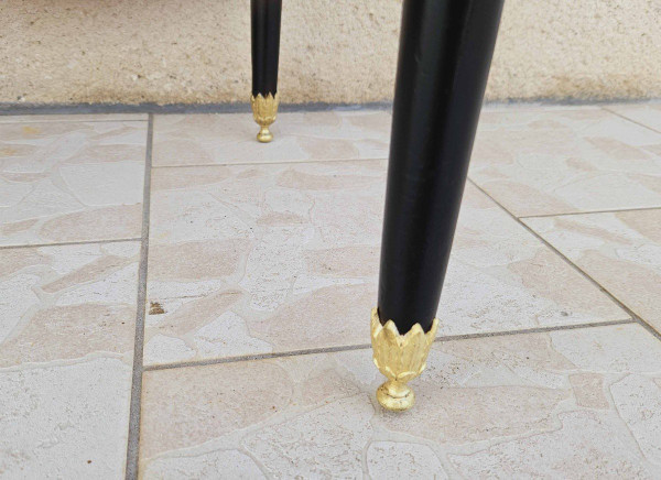 Tavolino da toilette con 2 bracci intarsiati e dorati in bronzo chiaro