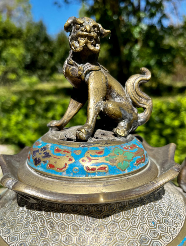 Brûle parfum chinois en émail cloisonné sur cuivre et bronze. XIXème siècle.
