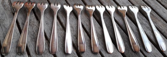 Box of 12 Christofle oyster forks, Dax model
