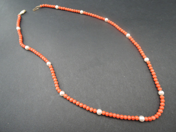 Collier Corail Et Perles, Fermoir Or 18 Carats.