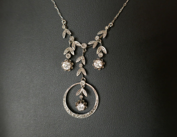 Drapierte Halskette mit Diamanten besetzt.