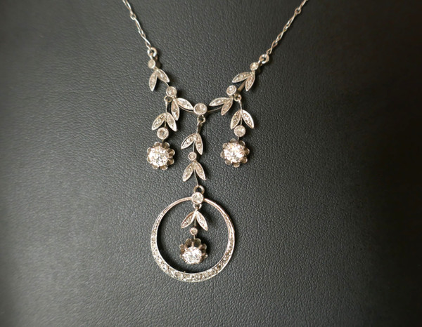 Drapierte Halskette mit Diamanten besetzt.