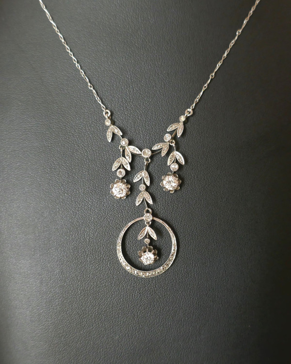 Drapierte Halskette mit Diamanten besetzt.