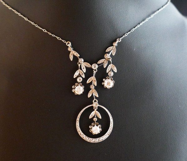 Drapierte Halskette mit Diamanten besetzt.