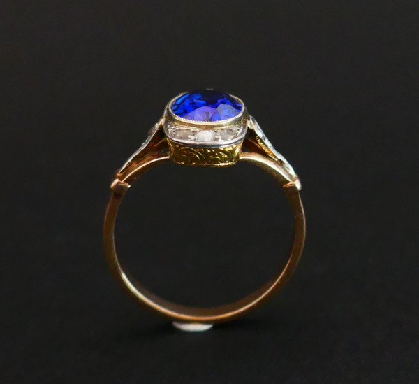 Bague Ancienne or et platine,  Orné d'Un  Saphir Verneuil Et Diamants Taille Rose.