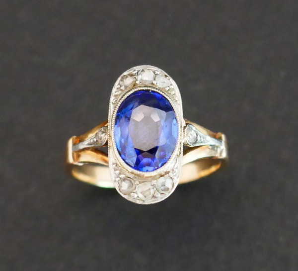 Bague Ancienne or et platine,  Orné d'Un  Saphir Verneuil Et Diamants Taille Rose.
