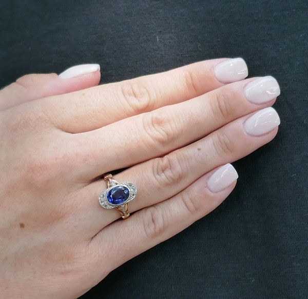 Bague Ancienne or et platine,  Orné d'Un  Saphir Verneuil Et Diamants Taille Rose.