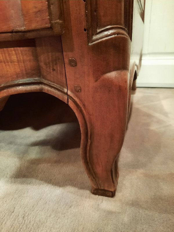 Commode provençale en noyer d’époque XVIIIème siècle.