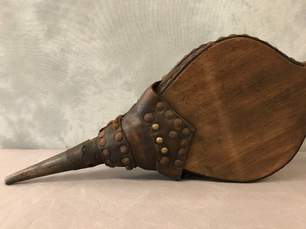 Gros soufflet de cheminée en bois rustique d'époque 18 ème 
