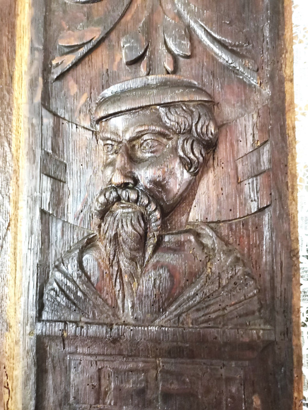 2 pannelli in rovere intagliato del XVII secolo raffiguranti uomo e donna