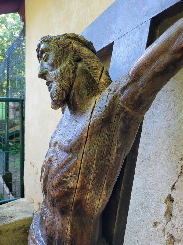 Large carved wooden Christ with inclined head surrounded by a crown of thorns 17th century
