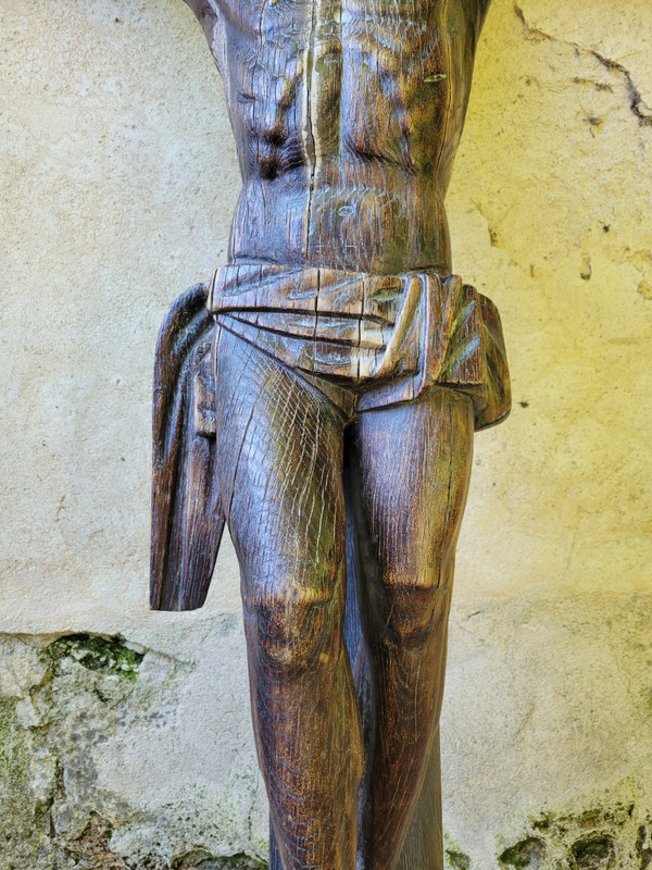 Large carved wooden Christ with inclined head surrounded by a crown of thorns 17th century