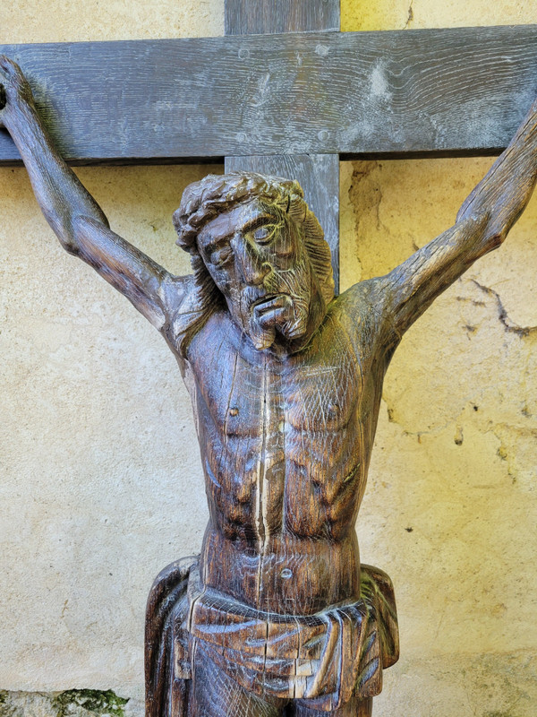 Large carved wooden Christ with inclined head surrounded by a crown of thorns 17th century